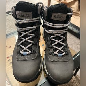 Women’s Columbia Hiking Boots - size 8.